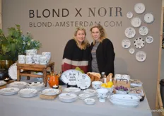 Femque van Geffen (l) en Janneke Dröge van Blond Amsterdam bij het nieuw ontworpen zwart-witte servies Blond X Noir.