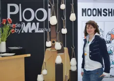 Wanda Entjes van Mal Product bij haar zelfgemaakte windlichten van keramiek: Plooi.