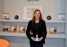 Ontwerpster Annet van Egmond toont Miss Nightingale, een hightech kandelaar met ledverlichting en zonne-energie, een industrieel ontwerp met duurzame samenstelling.