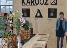 Emma bij haar zelf ontworpen en gemaakte houten creaties: vazen, vloer- en wandbekleding van Karooz.