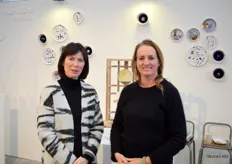 Anne-Marie Jetten (l) en Lenneke Müller van Hollandsche Waaren bij de zelf ontworpen producten, gemaakt van materialen als keramiek en textiel.