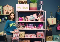 Arda Meijburg bij de kleurrijke producten van Rice, een Deens bedrijf voor huisartikelen en accessoires.