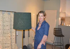 Barbara Hogema van WOOLTHING met een lamp uit de nieuwe collectie.