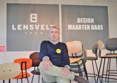 Cees van Beuzekom van Lensvelt op een van de stoelen naar ontwerp van Maarten Baas.