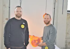 Jakob Weth (links) en Jonas Leng met hun ‘voedsellampen’ gebaseerd op het Duitse sprookje Schlaraffenland.