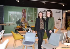 Saskia en Judith bij indoorcollectie ‘Julia’ van Hartman; ze presenteerden een afneembare hoes die nieuw is in het assortiment, zo ook de (stoel) zitkussens, verkrijgbaar in de ‘Hartman’ kleuren.