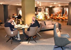 Een blik in de stand van meubelfabriek De Toekomst, die een sterk accent op comfort, functionaliteit en een innovatief ontwerp heeft.