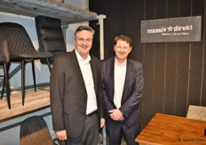 Nieuw in De Woonindustrie is Massiv Direct, met rechts directeur Marcus Hodenius die in Nederland hulp krijgt van Marcel Snels van Euro Meubel. De showrooms staan naast elkaar.