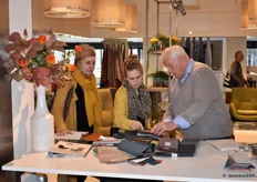 In de showroom van Ojee Design presenteert Erik Westland en zijn vader Jan (rechts) de nieuwste collectie. Het bedrijf is een oer-Hollandse fabrikant van moderne fauteuils.