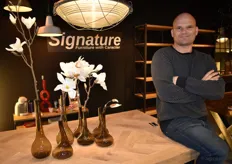 Erik Tobben van Signature, ‘furniture with caracter’. De producten, voornamelijk tafels en lampen, worden bij een Pools familiebedrijf gefabriceerd. Zijn vrouw is Pools.