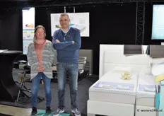 Liesbet en Wout voor de producten van Belgische matrassenfabrikant Yuno. Productie vindt plaats in België. 