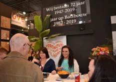 Geraldine Vierendeels (links) en Carmen Veys van Veronove staan klanten te woord.