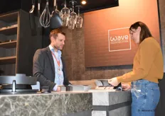 Vincent van den Berg (links) van Wave Kitchen Products in gesprek met een klant. WKP gelooft dat een afzuigkap niet alleen een functionele, maar ook een decoratieve bijdrage aan keukens levert.