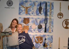 Linda van Elst en Jorinde Versluis van MaduMadu met hun robuuste wanddecoratie.