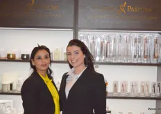 Nadia Soussi en Lisette Kramer met hun geurproducten van Plantes & Parfums.