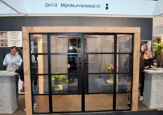 Mijndeurvanstaal.nl levert en monteert hoogwaardige staalproducten: van scheidingswanden op kantoor met schuifdeuren tot een enkele scharnierdeur met een vast zijpaneel en een bijpassende trapleuning.