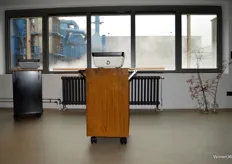 De patiocooker, gevestigd op de trolley. Op de achtergrond is de koeling van de zuivere zuurstof te zien die vrij komt tijdens de productie.