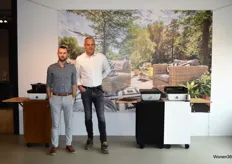 Bram Huysmans (marketingassistent) en Frédéric Peeters (Business Development Manager) bij de outdoorproducten van Ferleon, waaronder de patiocooker, die gecombineerd kan worden met de trolley.