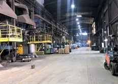 Een blik in de lange 'gang' van de fabriek, die vijf hectare groot is. Er werken ruim 130 medewerkers in de fabriek.