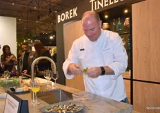 De chef druk aan het kokkerellen (Tinello Keukens en Borek).