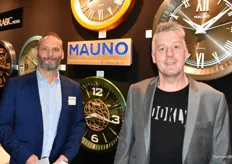Marcel Tieleman met Roger Neuschwanger van Mauno, leverancier en producent van exclusieve wandklokken.