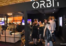Gezellige drukte bij Orbit Lighting, waar functionaliteit en design samen komen tot een high end verlichtingsontwerp met internationale allure.