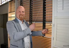 Sander IJdema van Copa Home, gespecialiseerd in maatwerk raamdecoratie: vele soorten gordijnen, verticale en horizontale jaloezieën en shutters.