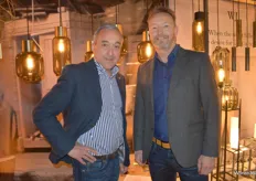 Accountmanager Marc Kouters (links) van Masterlight, die designverlichting aan speciaal- en meubelzaken levert, met Remco van Woudenberg.