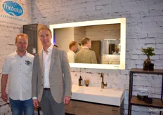 Eelke Keersemaker (links) van Sanimex Design BV op bezoek bij Jeroen Hoetink van Thebalux, dat het vernieuwde assortiment badkamermeubelen presenteerde.
