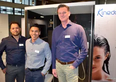 In het midden Michael Somnaikubun, met rechts Bert-Jan Hintzberg, zij promoten namens SFA Benelux BV de producten van Kinedo.