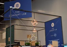 The Concept Lab, ontworpen door Robuust Amsterdam, presenteerde een verzameling van de nieuwste producten, technologie en hypermodern design. Op de voorgrond enkele lampen van Kocowisch.
