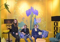 Eva, Ronald en Mitch in de kleurrijke stand van ESTIDA, specialist in interieurdesign voor hotels en horeca.
