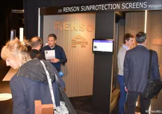 Een blik op de stand van Renson Sunprotection Screens, met tweede van rechts Gilles Ghequiere in gesprek met een bezoeker.