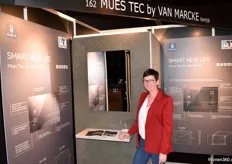 Annelies Lambert van Marcke toont de nieuwste producten van Mues Tec, spiegels die als tablet en tv zijn te gebruiken.