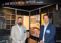 Xavier Rodrigues en Diederik ten Bokkel Huinink van Van Besouw, onderdeel van Intede Brussel, presenteren innovatieve en artistieke tapijten.