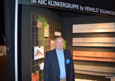 Carl Broucke van ABC Klinkergruppe, onderdeel van Verhelst Bouwmaterialen, introduceert de manier om dak- en gevel te integreren.