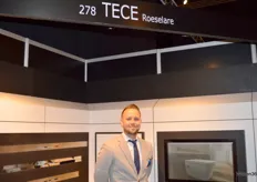 Bert Swannet van Tece Roeselare demonstreert het handmatig verstelbare douchetoilet.