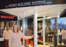 Isabelle D’hondt van Hydro Building Systems showt het minimalistische en duurzame raam, gemaakt van aluminium.