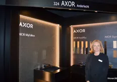 Laure de Vlieger van Axor Anderlecht presenteert en demonstreert MyEdition, de manier om badkamers te personaliseren.