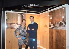 Elodie en Robin bij de producten van Decospan; het Belgische bedrijf ontwikkelt en produceert producten op basis van fineerhout. Gerookt hout, links op de foto, is momenteel erg trendy.
