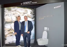 Iris van den Driessche en Peter Cruycke presenteerde de noviteiten van Geberit. Waaronder het toilet dat met water reinigt en voorzien is van een strakker design.