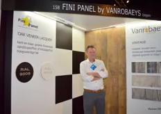 Stephan bij de stand van Fini Panel by VanRobaeys. Het Belgische bedrijf levert kant-en-klaar gelakte fineerplaten met zandstraaleffect of lintzaageffect en hoogwaardige lak. 