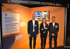 Nils Mohmeyer, Vanja Landeck en Kris Van Humbeeck in de stand van BASF, waar de Performance Flooring Solutions werden geshowd.