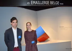 Vincent Vanden Borre met Lisa Coussement van Emaillerie Belge, dat nog als enige bedrijf actief is als emaille producent.