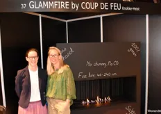 Freya Kerckhaert en An Danneels van Coup de Feu, dat haard Glammfire (werkt op bio ethanol) presenteerde waarvoor geen schoorsteen nodig is.