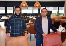 Hasan Uzun met broer Hayati, die alle meubelen ontwerpt en ontwikkelt.