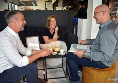 Sander de Weijer (links) en Angela Heeren van Raw Next in Breda in een plezierig onderonsje met salesagent Henri Schepers.