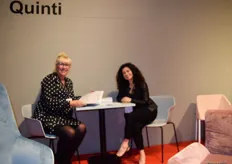 Patricia Romijn (links) met haar collega Katiuscia Monaco in de stand van Quinti; design meubels gemaakt in het hart van Toscane.