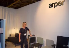 Kerstin Seegel, die de zitmeubelen van Arper demonstreert. Alles hieraan is aanpasbaar, zodat de architect zelf de uitstraling van het meubel kan kiezen.