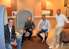 V.l.n.r. Ronald Baaij, Kim Reynierse, Robert van der Burg en Jerry Borrius van Casala. Het akoestische meubilair is van binnen en van buiten gestoffeerd afgewerkt en zorgt voor een rustige omgeving.